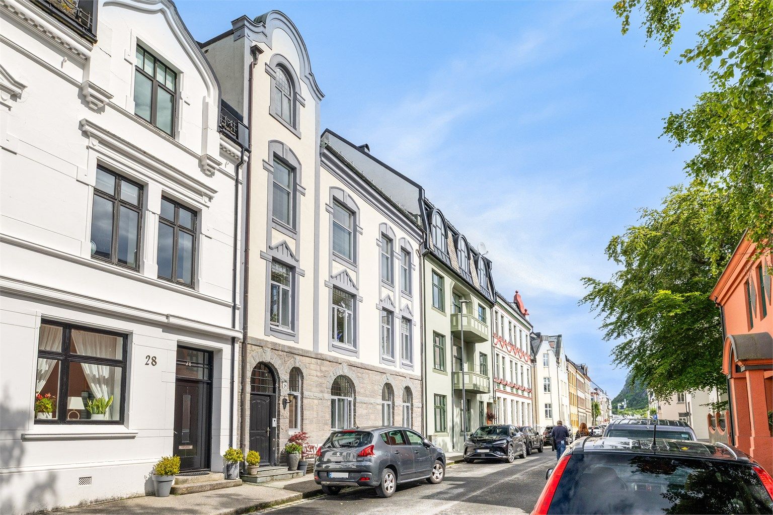 Fra eiendommen er det kort gangavstand til Brosundet, restauranter og et rikt servicetilbud.