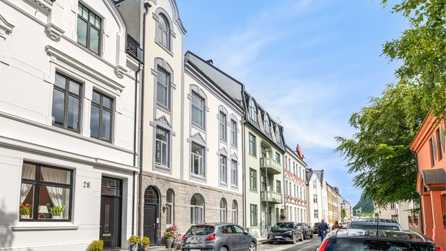 Fra eiendommen er det kort gangavstand til Brosundet, restauranter og et rikt servicetilbud.