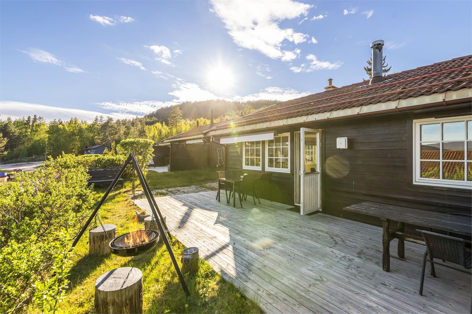 Den store, sydvendte terrassen er et naturlig samlingspunkt, med utgang direkte fra stuen.