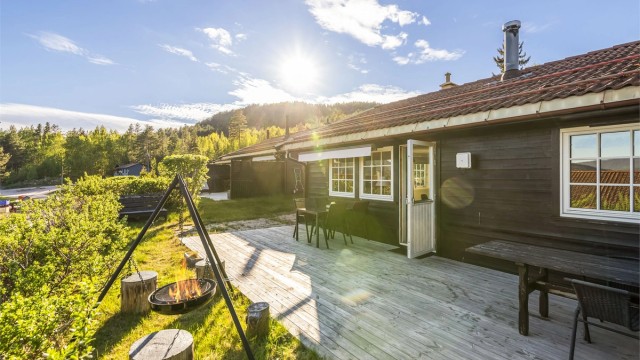 Den store, sydvendte terrassen er et naturlig samlingspunkt, med utgang direkte fra stuen.