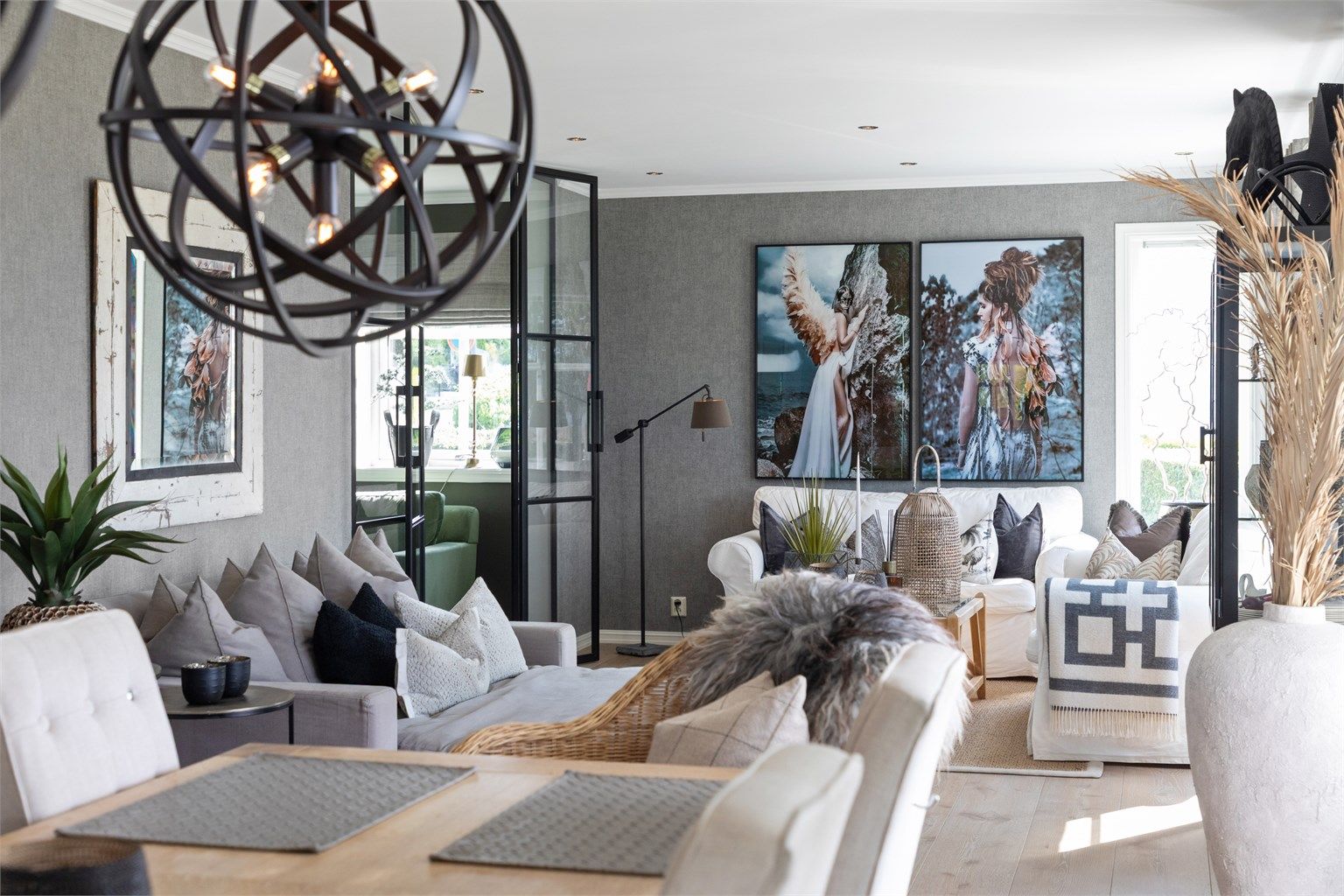 Dagslyset i stuen suppleres ypperlig av downlights i deler av himlingen.