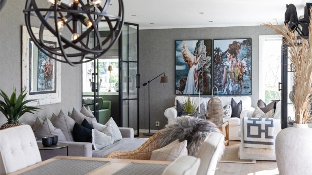 Dagslyset i stuen suppleres ypperlig av downlights i deler av himlingen.