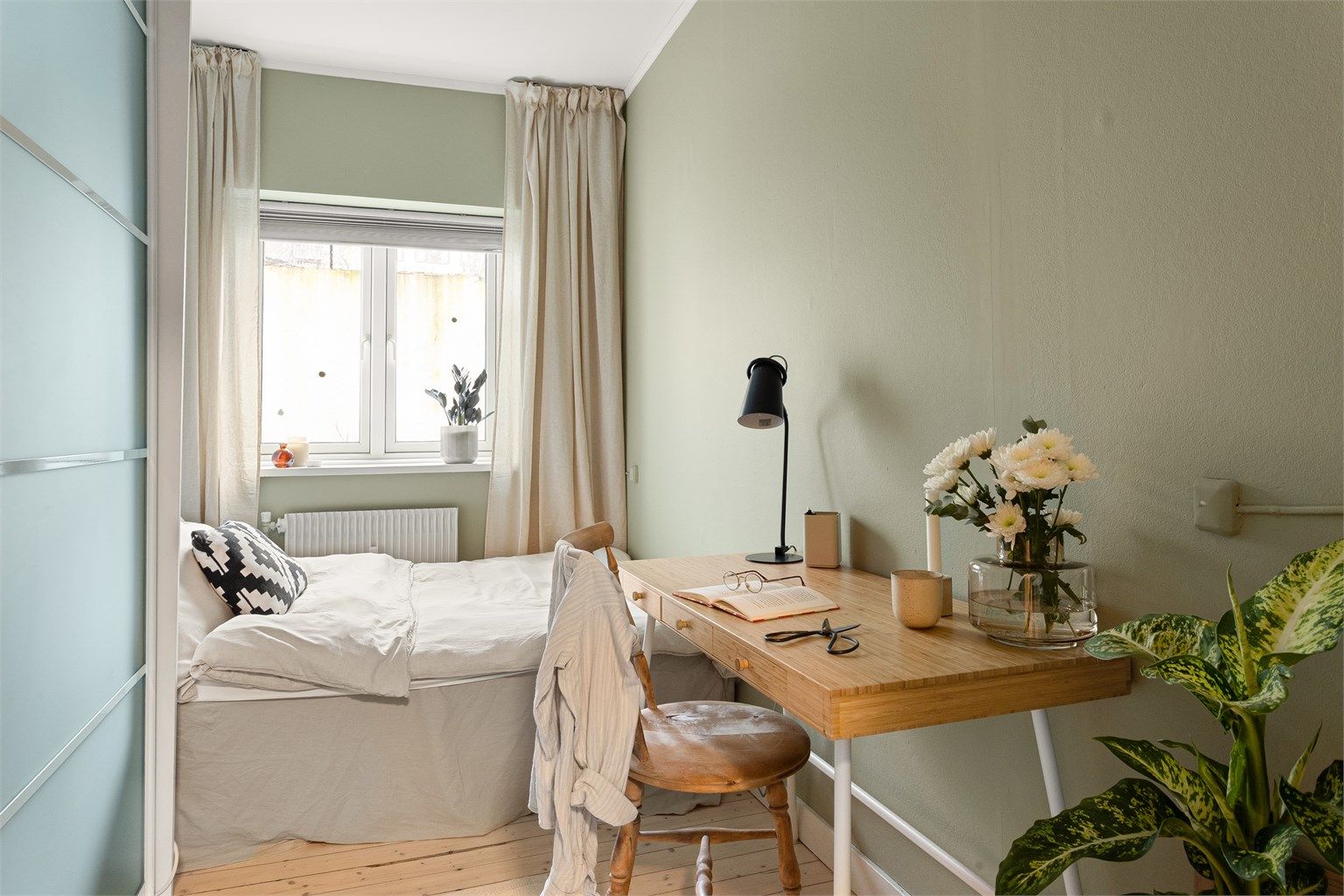 Soverom 2 har også god størrelse, med plass til garderobeløsning og seng. 