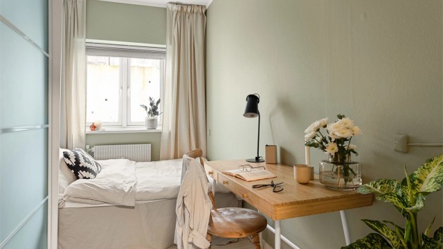 Soverom 2 har også god størrelse, med plass til garderobeløsning og seng.