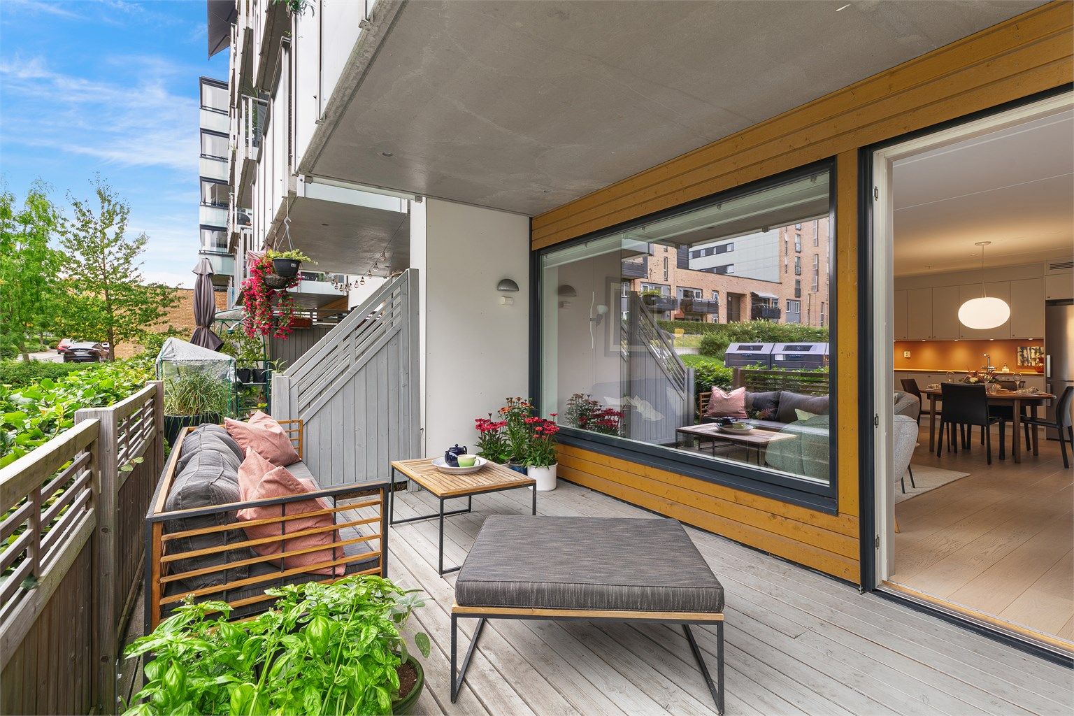 Terrassen gir en forlengelse av stuen på varme dager, og det er god plass til utemøbler.