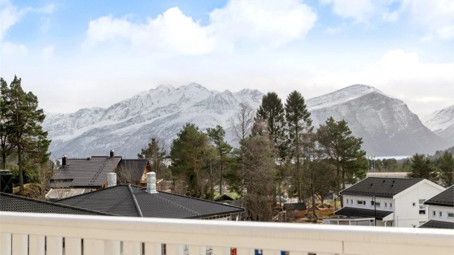 Flott utsikt mot Sunnmørsfjella fra balkongen