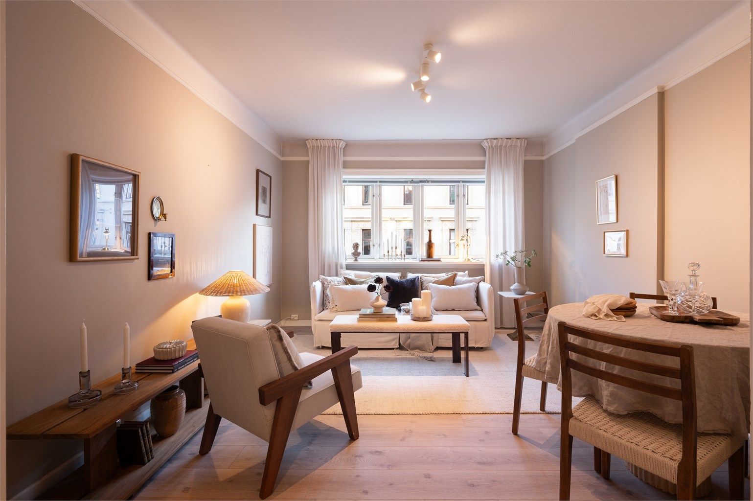 En rålekker 2-roms med flotte, velholdte overflater og klassiske detaljer!