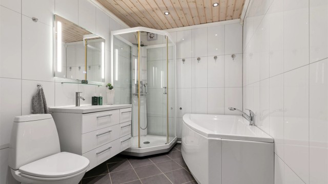 Badet i underetasjen ble pusset opp i 2009 og har moderne overflater og innredning. Her finner du både dusjkabinett med glassdør og et innbydende badekar med dusjløsning.