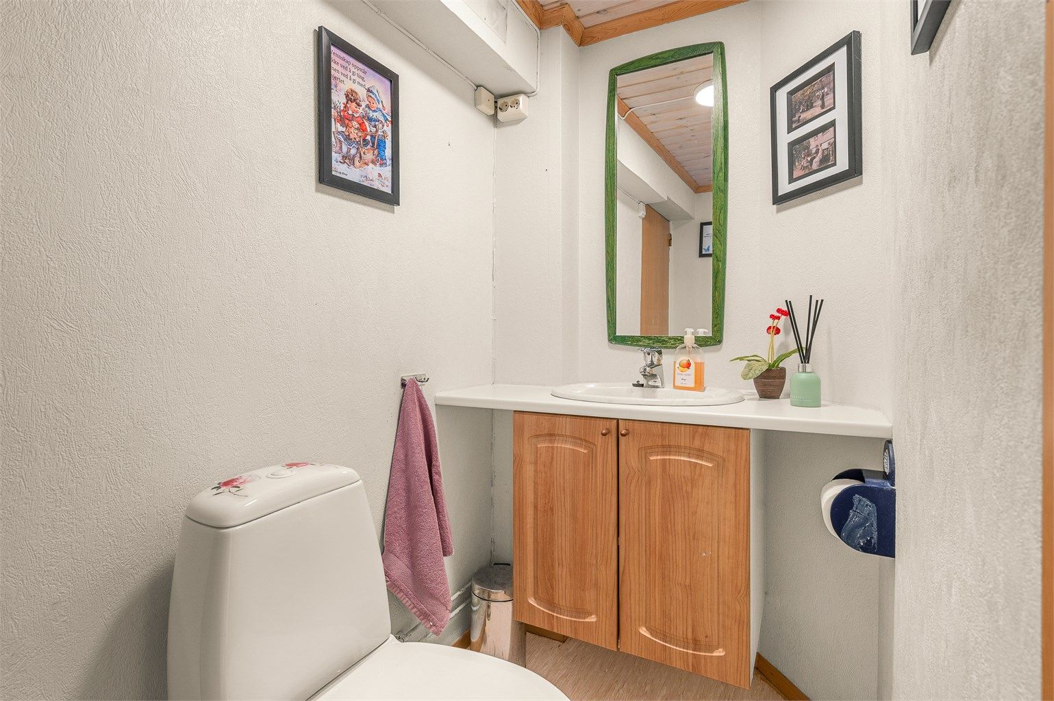 Toalettrommet er og opprinnelig byggemeldt som bod. Det er ikke søkt bruksendring fra tilleggsdel til hoveddel. Kjøper overtar alt ansvar, eventuell kostnad og risiko forbundet med dette. 