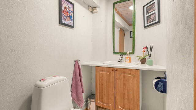 Toalettrommet er og opprinnelig byggemeldt som bod. Det er ikke søkt bruksendring fra tilleggsdel til hoveddel. Kjøper overtar alt ansvar, eventuell kostnad og risiko forbundet med dette.