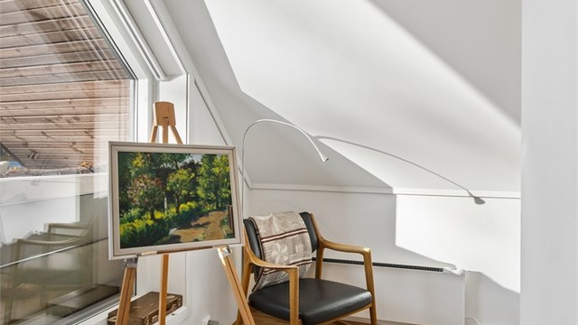 Hyggelig krok i 3. etasje med flott lysinnslipp fra de store glassflatene mot terrassen. Alternativt gir dette god plass til et hjemmkontor med romslig pult, eksterne skjermer, en god kontorstol naturlig lys og natur å hvile øynene på.