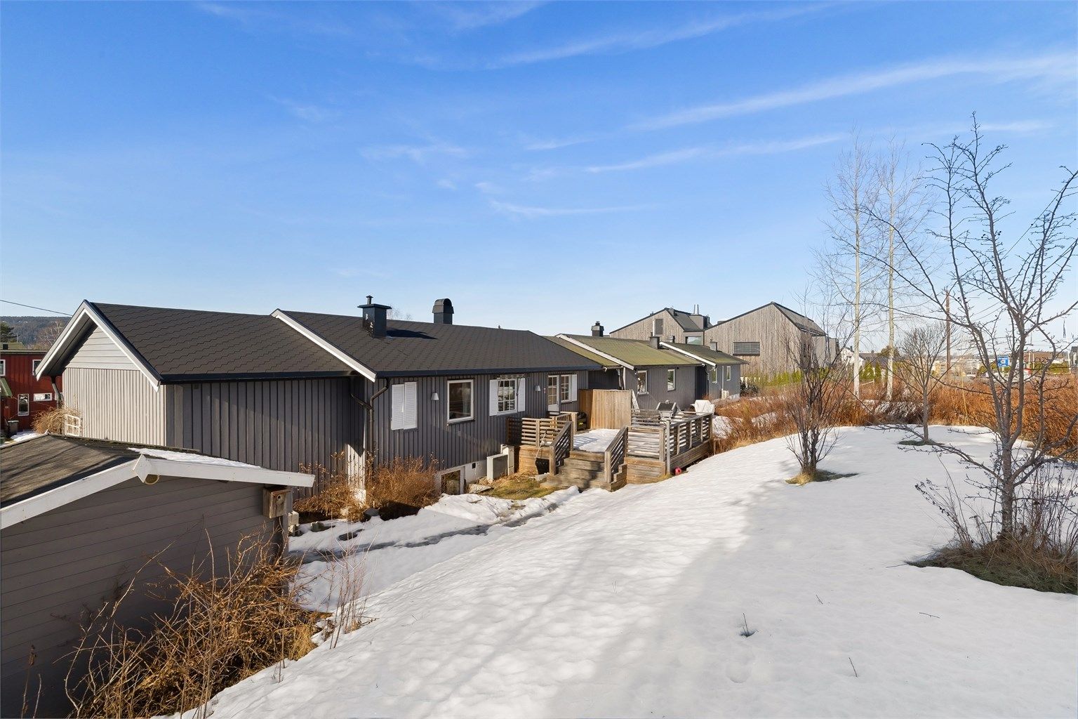 Eiendommen ligger i rolige, landlige omgivelser med gangavstand til skoler, barnehager og dagligvare på Sennerudtoppen