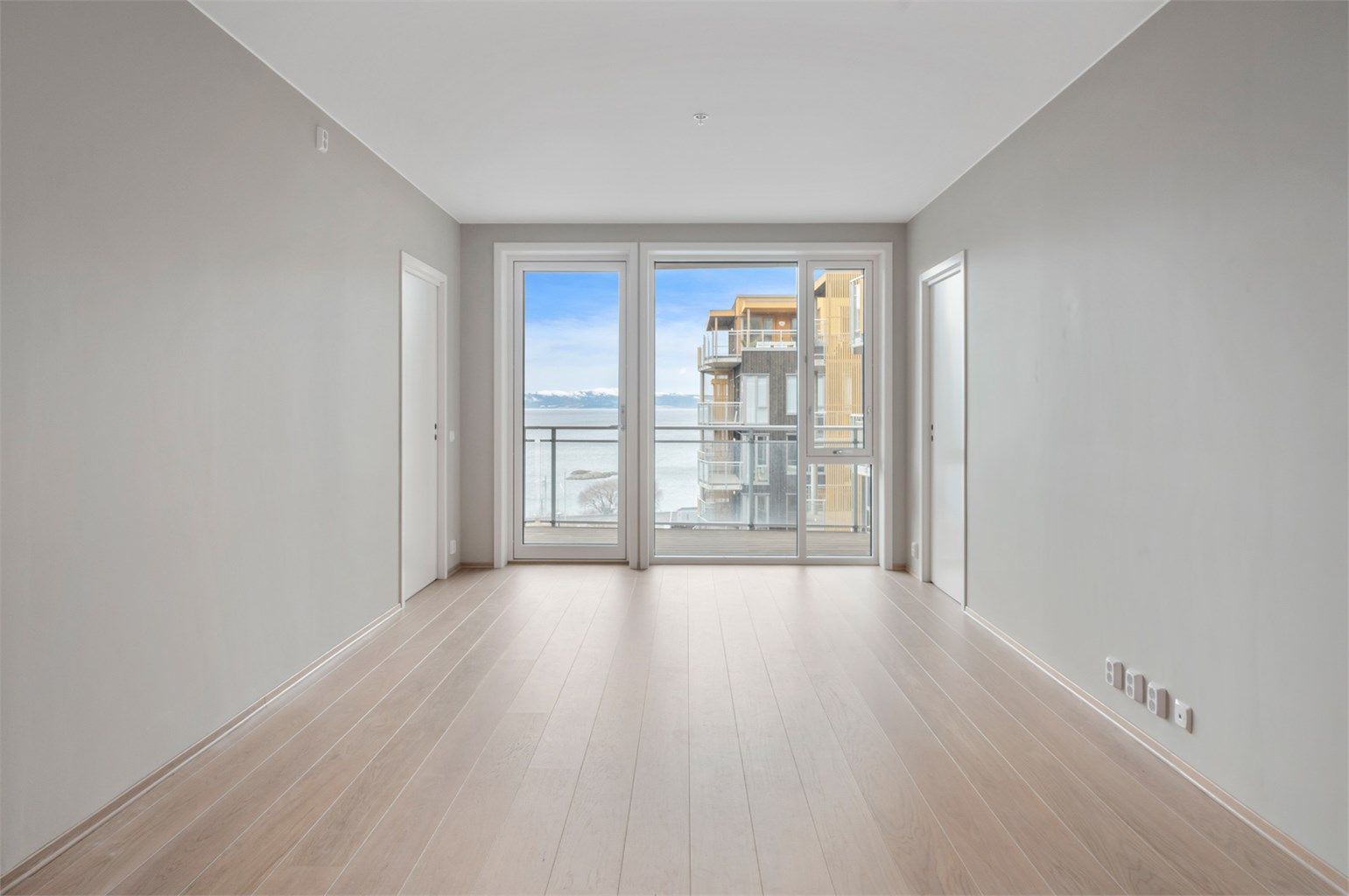 Her har man plass til både spisebord og sofagruppe.