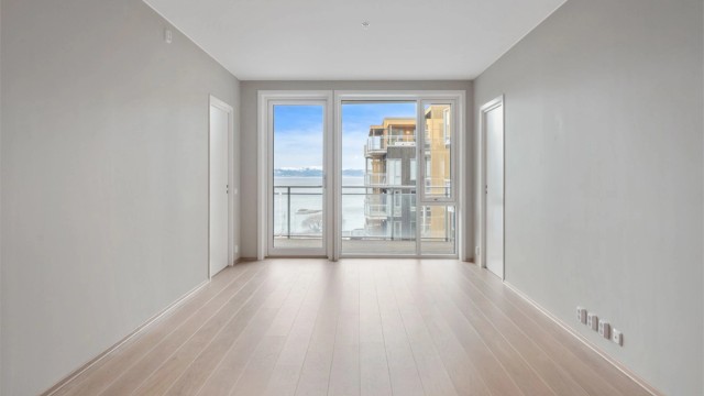 Her har man plass til både spisebord og sofagruppe.