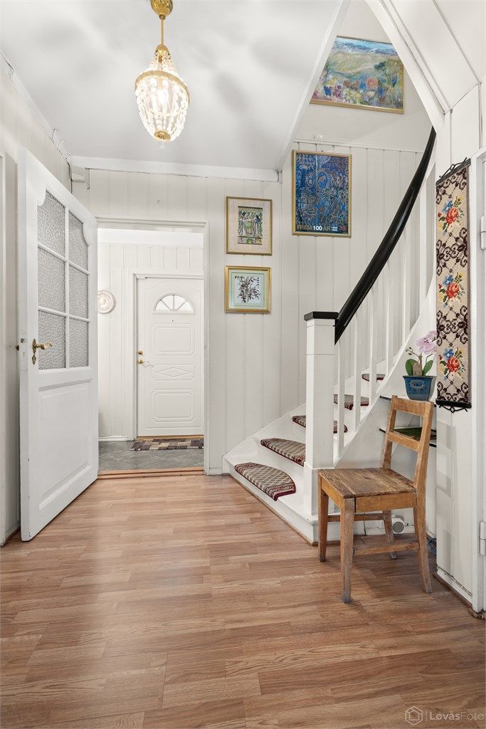 Entréen har flislagt gulv med elektrisk gulvvarme, og en ytterdør av tre med to-lags glass fra 2017.