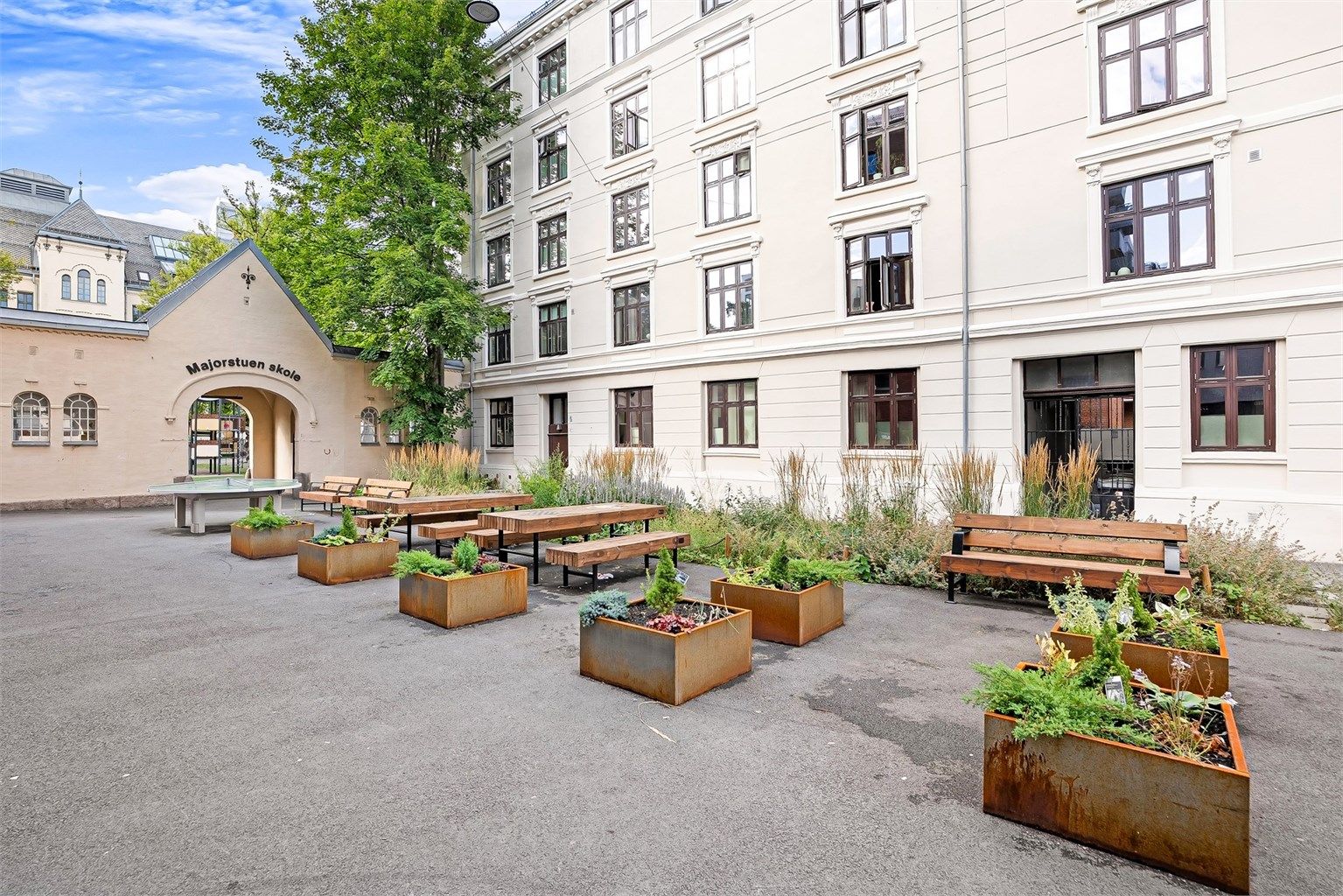 Hyggelig inngangsparti til bygården.