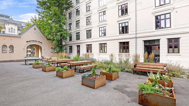 Hyggelig inngangsparti til bygården.