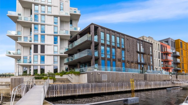 Leiligheten ligger i første etasje med enkel adkomst til fellesarealer og brygge.