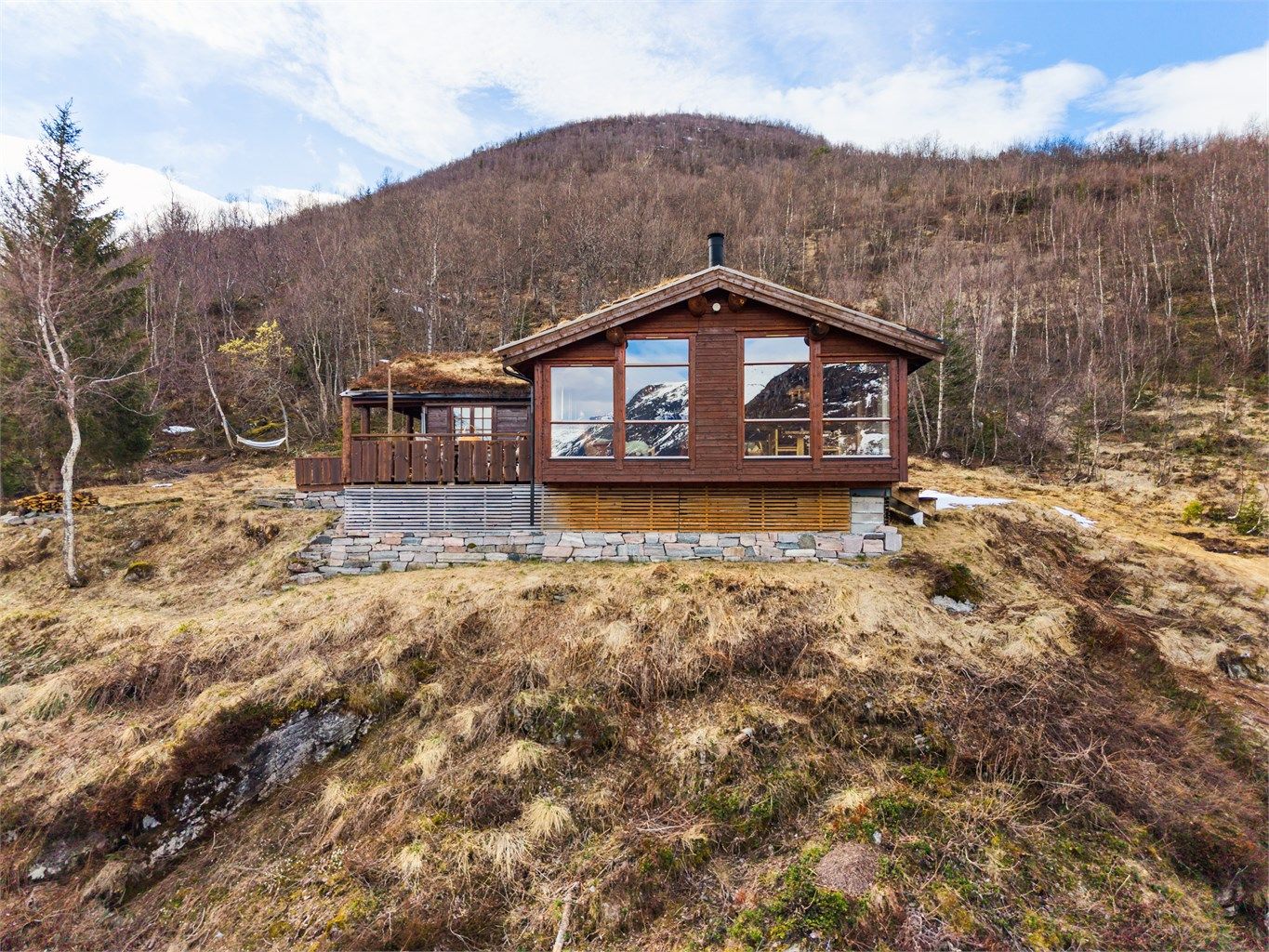 Grunnmur av betong/betongelementer. Hytta er og oppført med krypkjeller