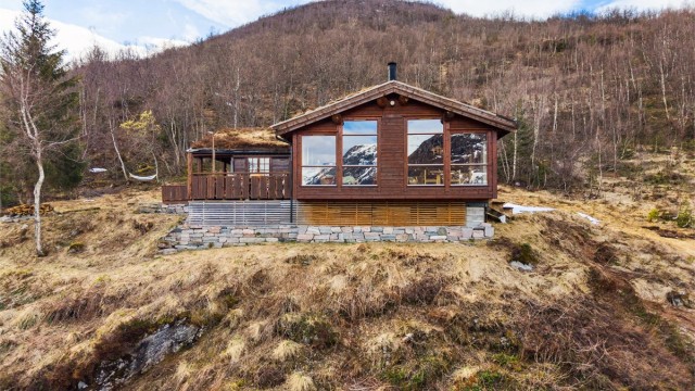 Grunnmur av betong/betongelementer. Hytta er og oppført med krypkjeller