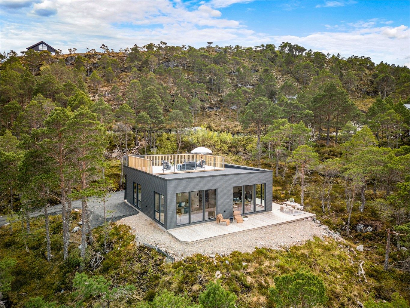 Sentralt plassert langs Trondheimsleia ligger Hemnskjelkaia, et livlig knutepunkt med restauranter, puber og live underholdning, som beriker opplevelsen og tilbyr gode muligheter for båtliv og sosiale sammenkomster.