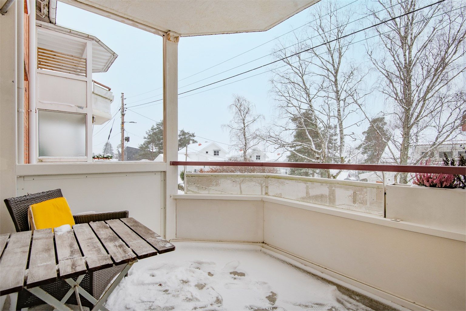 Velkommen til Radarveien 52 og denne 3-roms leiligheten med perfekt beliggenhet i 2.etasje mot villabebyggelsen. Presentert av Christoffer S. Akerjordet og Krogsveen Nordstrand. 