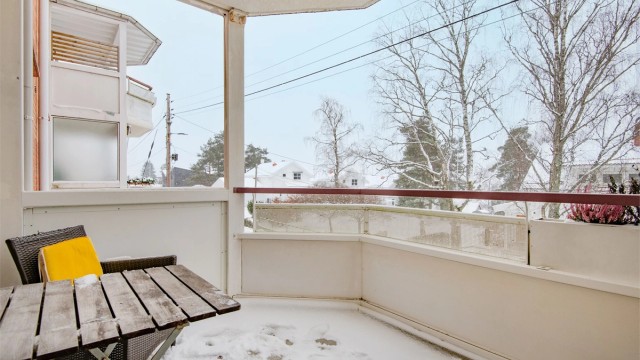 Velkommen til Radarveien 52 og denne 3-roms leiligheten med perfekt beliggenhet i 2.etasje mot villabebyggelsen. Presentert av Christoffer S. Akerjordet og Krogsveen Nordstrand.