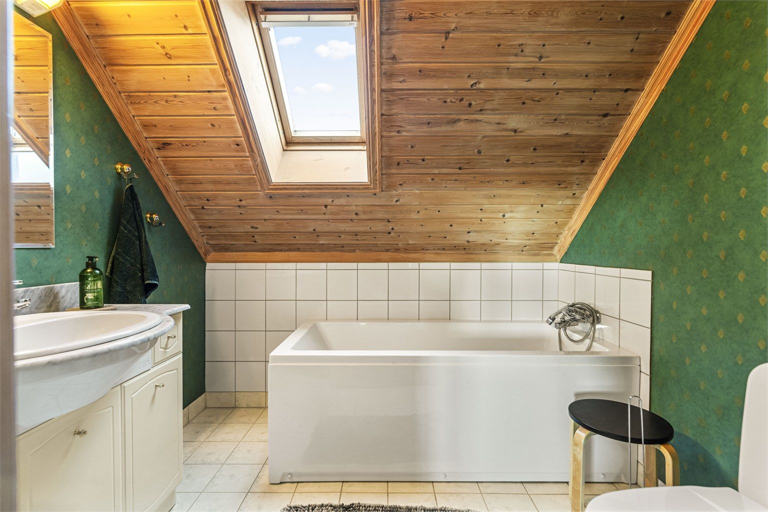 Badet i andre etasje ble etablert i 2000 og er utstyrt med badekar, gulvvarme og takvindu.