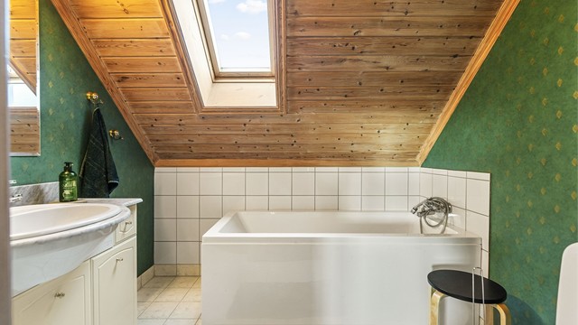 Badet i andre etasje ble etablert i 2000 og er utstyrt med badekar, gulvvarme og takvindu.