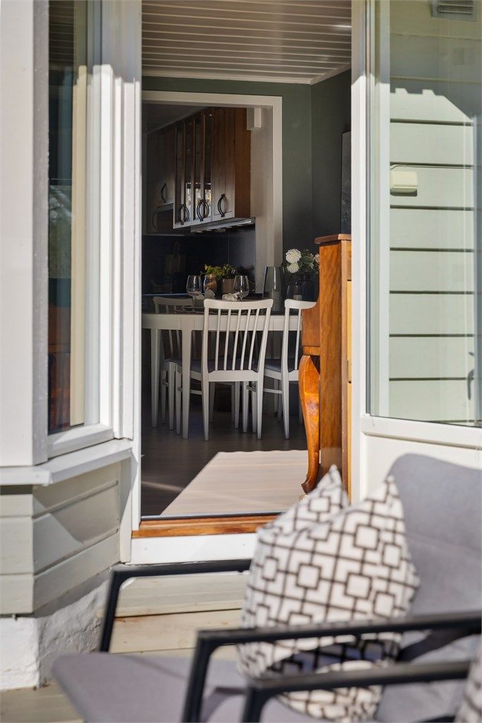 Fra terrassen er det enkel tilgang til kjøkkenet, praktisk ved grilling og servering.