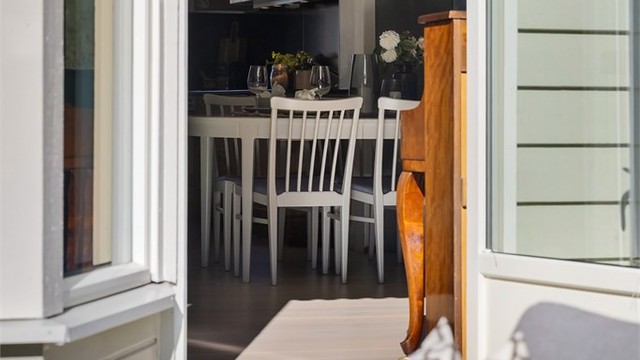 Fra terrassen er det enkel tilgang til kjøkkenet, praktisk ved grilling og servering.