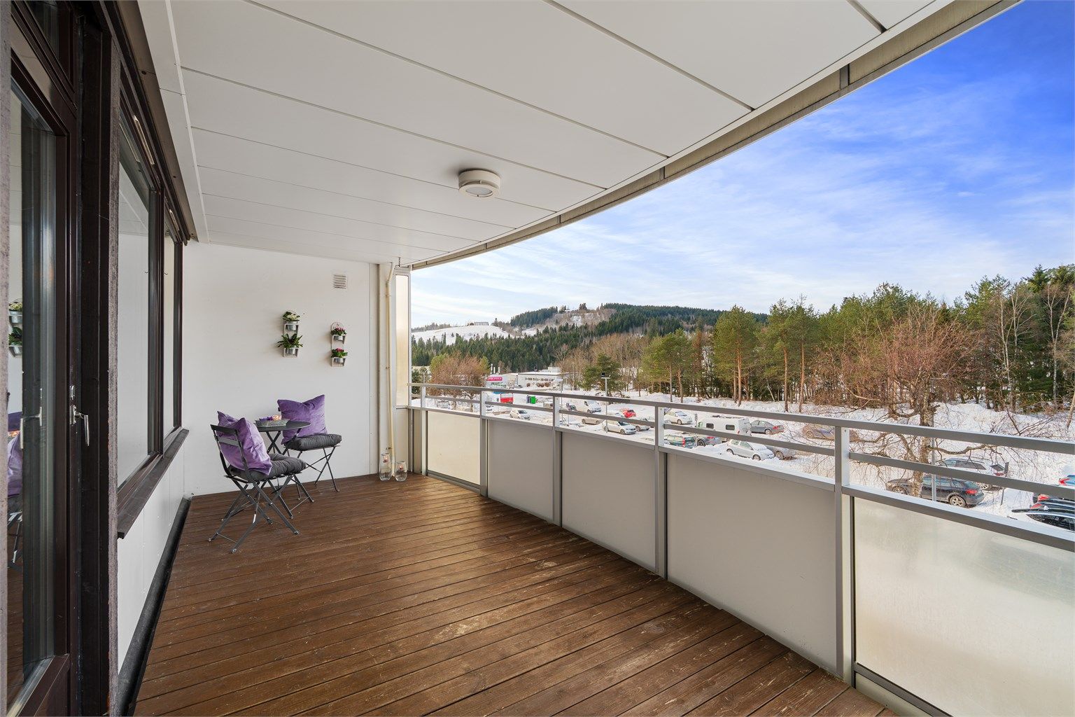 Eiendommen har en fin beliggenhet i et fredelig og familievennlig nabolag på Flatåsen, omgitt av store grøntområder. Dette gir deg flotte muligheter med enkel tilgang til skog og mark, perfekt for de som setter pris på friluftsliv og turer. 