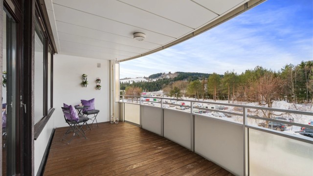 Eiendommen har en fin beliggenhet i et fredelig og familievennlig nabolag på Flatåsen, omgitt av store grøntområder. Dette gir deg flotte muligheter med enkel tilgang til skog og mark, perfekt for de som setter pris på friluftsliv og turer.