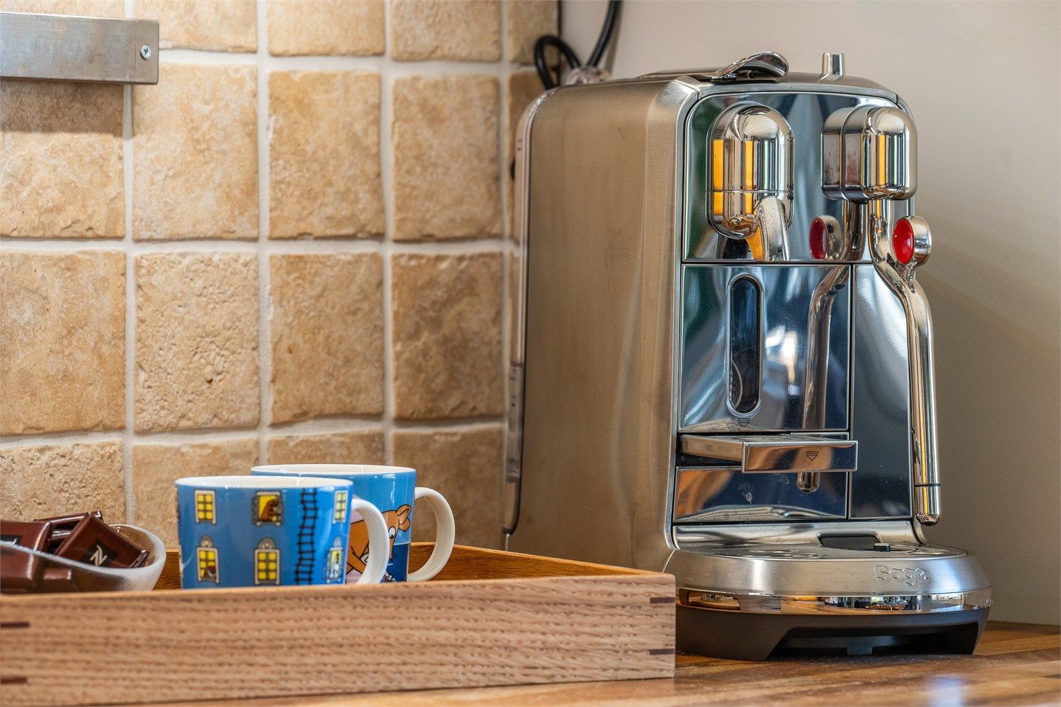 Gode benkeflater i massivt treverk gir rikelig med arbeidsplass.
