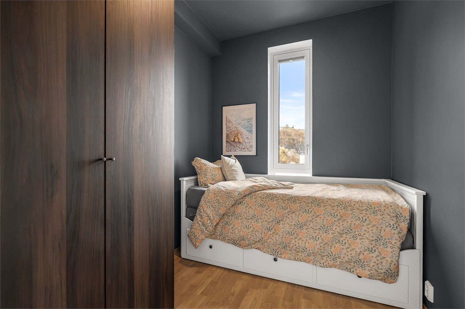 Det andre soverommet egner seg godt som barnerom, gjesterom eller kontor.