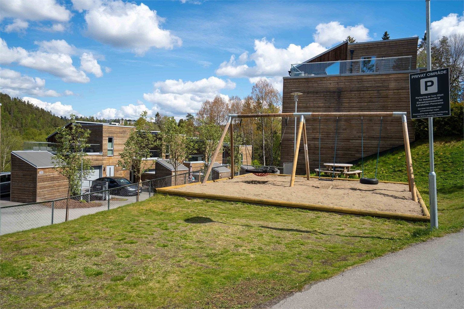 Sameiet har felles lekeplass, som gjør området svært barnevennlig.