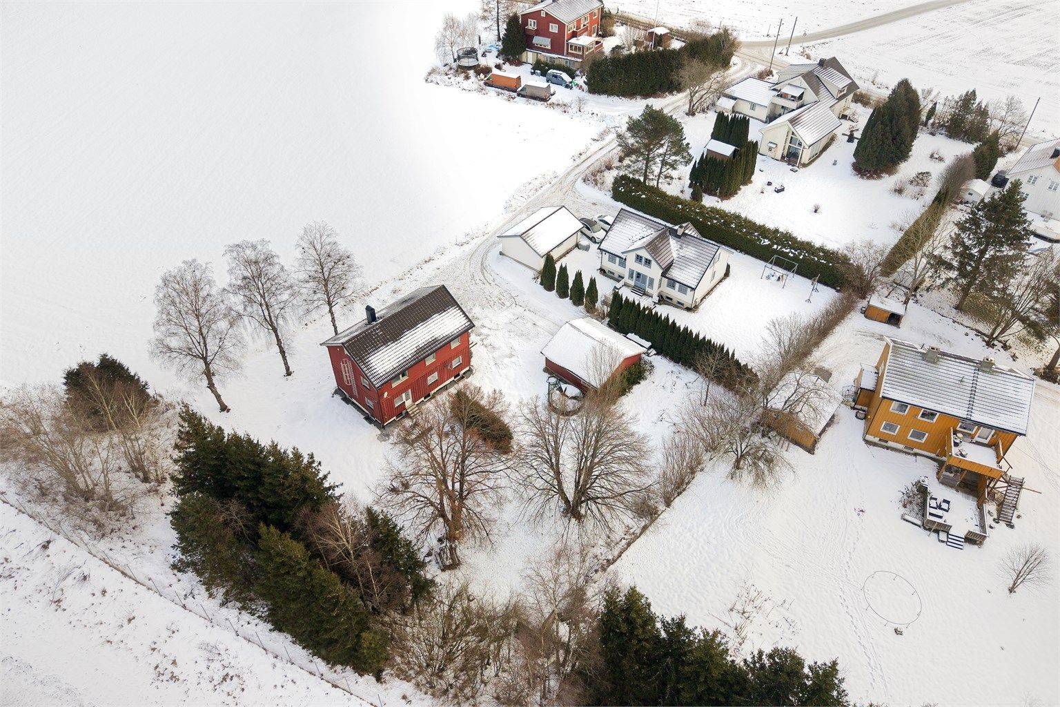 Boligen egner seg svært godt som bokollektiv, med flere oppholdsrom, flere kjøkken, tre bad og mange soverom