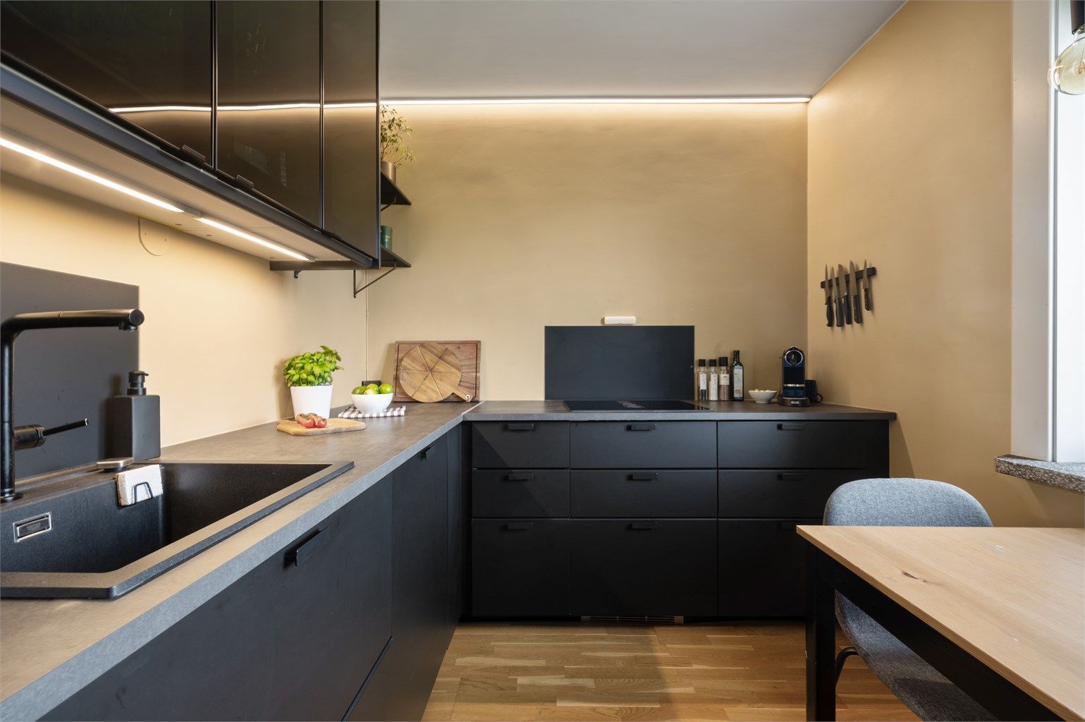 Kjøkkenet fra Ikea ble oppgradert i 2022 og har en smart innredning med plass til spisebord.