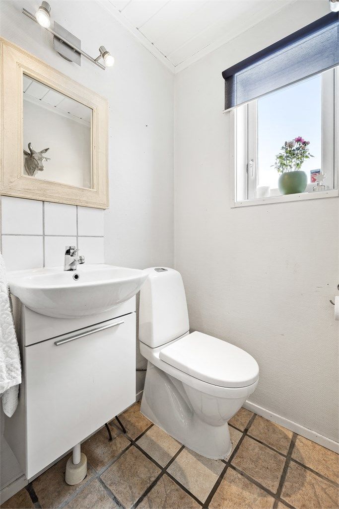 Praktisk toalettrom i første etasje - Rommet er ikke bruksendret/omsøkt.