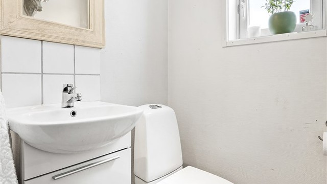 Praktisk toalettrom i første etasje - Rommet er ikke bruksendret/omsøkt.