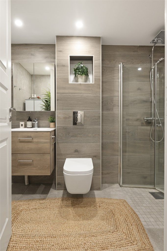 Vegghengt toalett med innebygget sisterne.