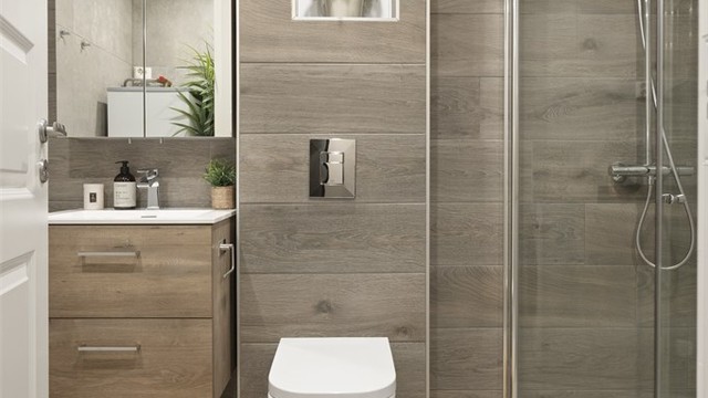 Vegghengt toalett med innebygget sisterne.