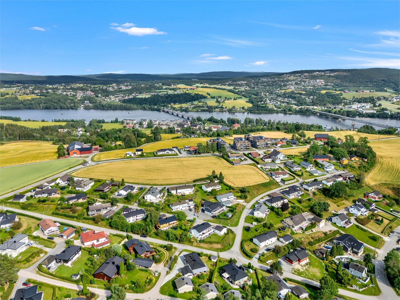 Kun 10 min gange til Fetsund sentrum med butikker, transport og turmuligheter. Bussforbindelse 5 min unna