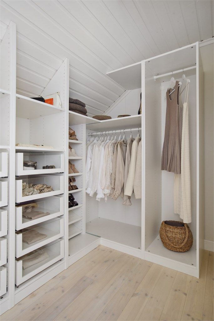 En egen walk-in garderobe i loftsetasjen gir rikelig med oppbevaringsplass.