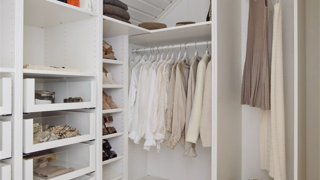 En egen walk-in garderobe i loftsetasjen gir rikelig med oppbevaringsplass.