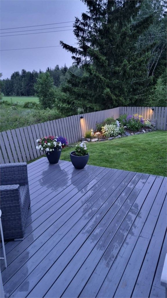 Utebelysning skaper en stemningsfull atmosfære på kveldstid.