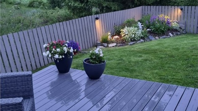 Utebelysning skaper en stemningsfull atmosfære på kveldstid.