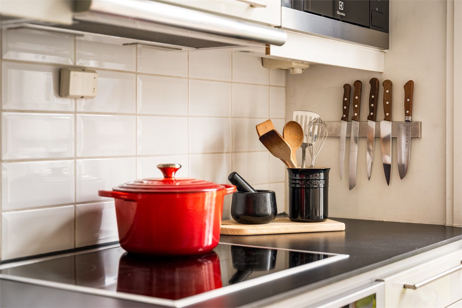 Keramisk platetopp og godt med arbeidslys over benken.