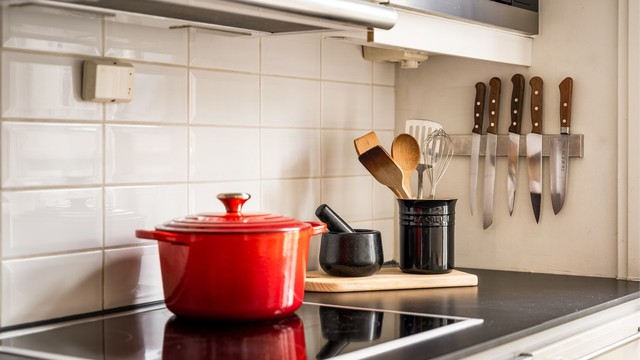 Keramisk platetopp og godt med arbeidslys over benken.