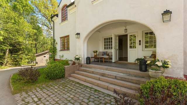 Asfaltert adkomst og velholdte fellesarealer.